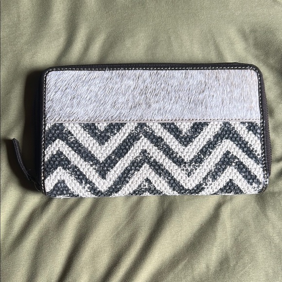 unbranded Handbags - Chevron Pattern wallet NWOT
